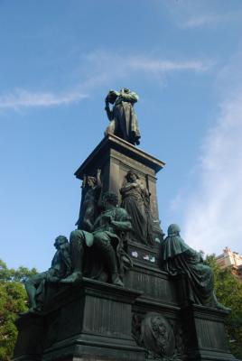 Schiller Anıtı (yakından)
